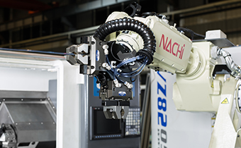 数控车床+铣端面钻中心孔机床+关节式机器人